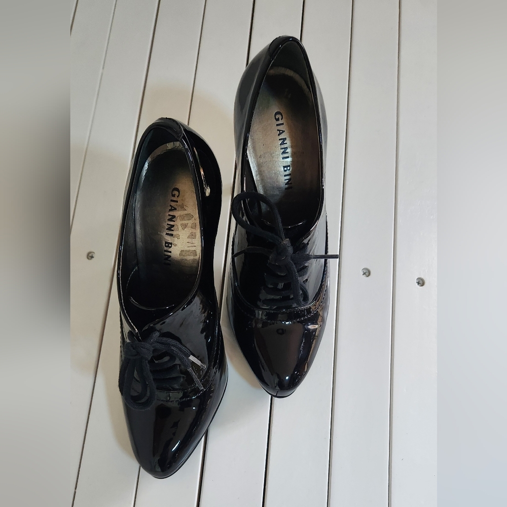 Gianni Bini Black Patent Leather Women's Shoes. Size: 5.5